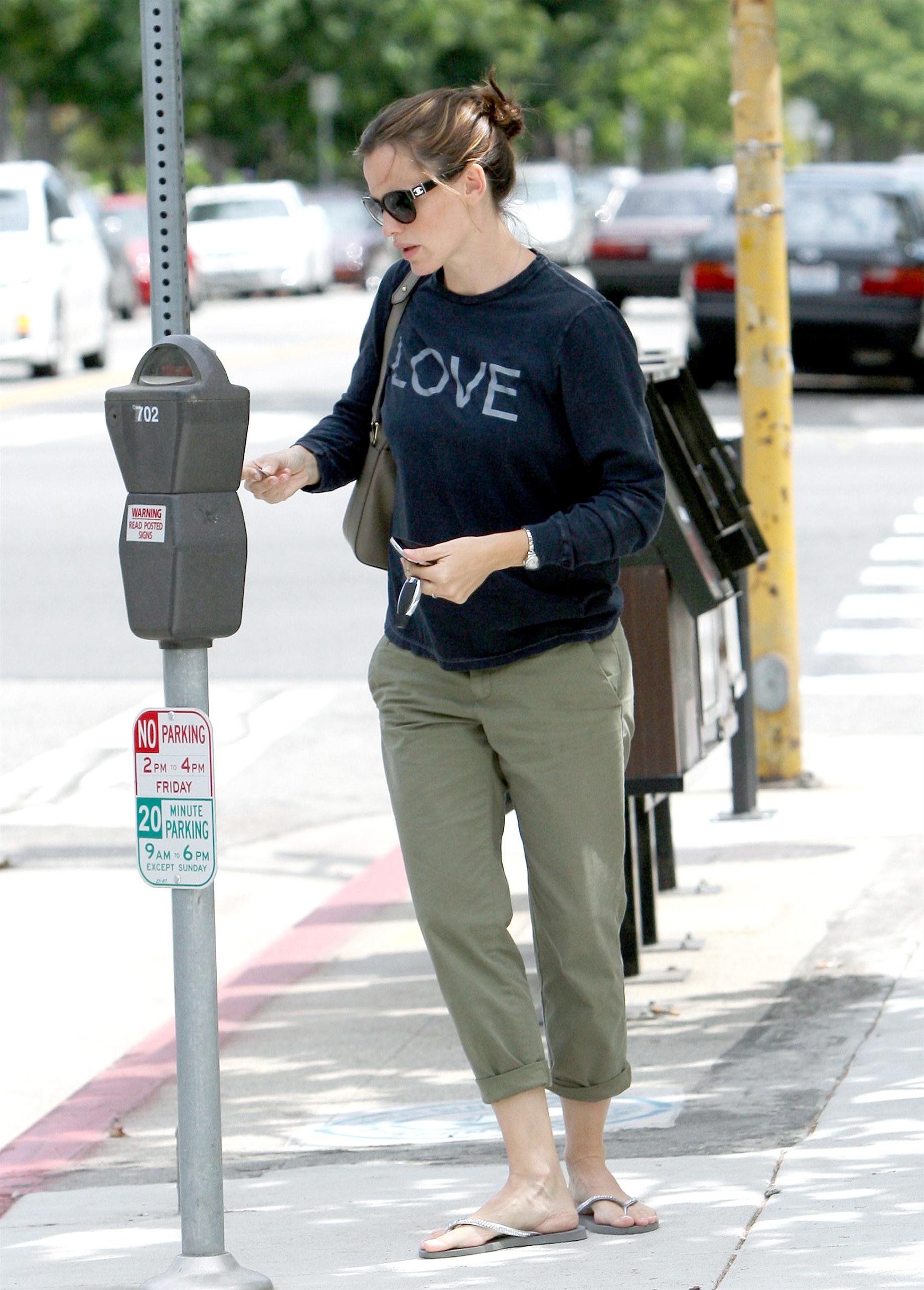 Jennifer Garner wearing a long sleeve t-shirt | Picture 65685